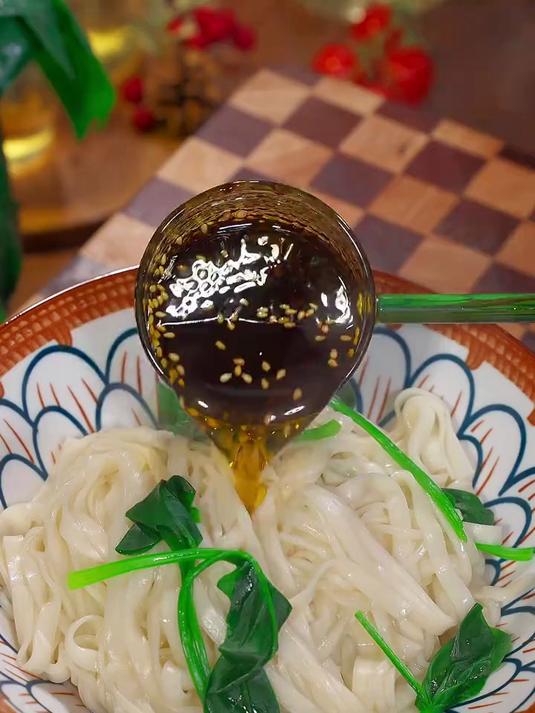 今天又做了这个热气腾腾的葱油拌面