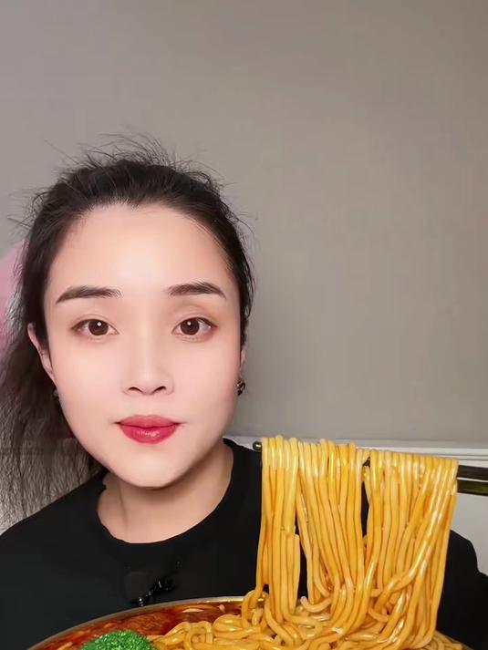 降温了嗦一碗热乎乎的螺蛳粉吧
