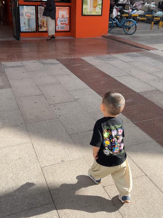 小鱼儿自己一个人跑到奶茶店去买奶茶了