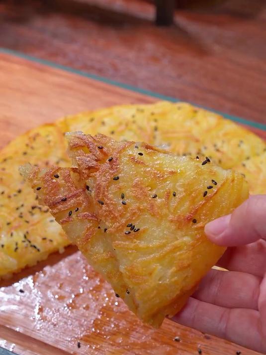 土豆饼这样做，外酥里嫩，全家都爱吃