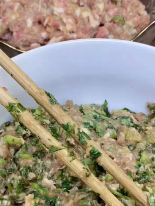 自从备了不锈钢包饺子挑馅勺，舀馅准、易清洁，包饺子不慌不忙