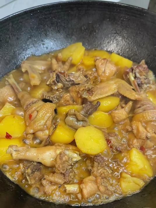 土豆焖鸡这样做，嘎嘎一嘎丝