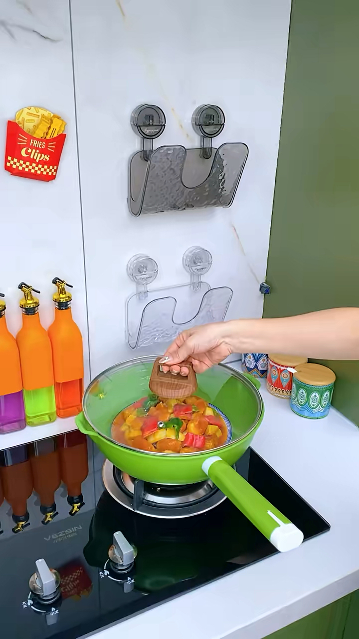 厨房安装一个吸盘锅盖架,大小锅盖都可以放,挪动位置也很方便!