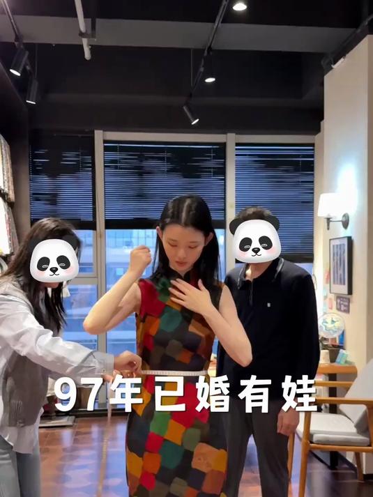 最近身材恢复得差不多了,约了家很出名的旗袍店去定几件旗袍