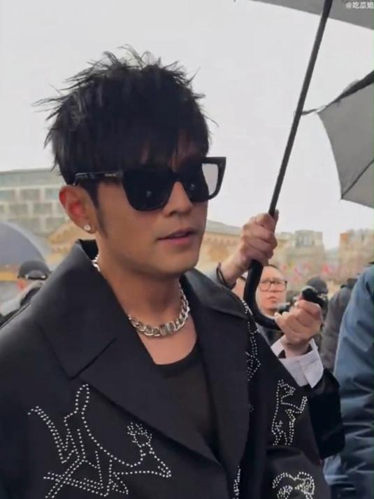 周杰伦瘦了!出席巴黎时装周,穿透视大秀胸肌下颚线,太帅了!