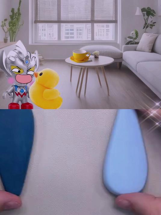 小泰迦把小黄鸭玩具甩来甩去