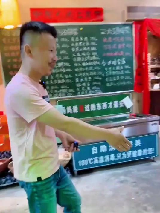 辣椒炒肉,茶油炒土鸡,这两个菜绝对是湖南湘菜必不可少的菜