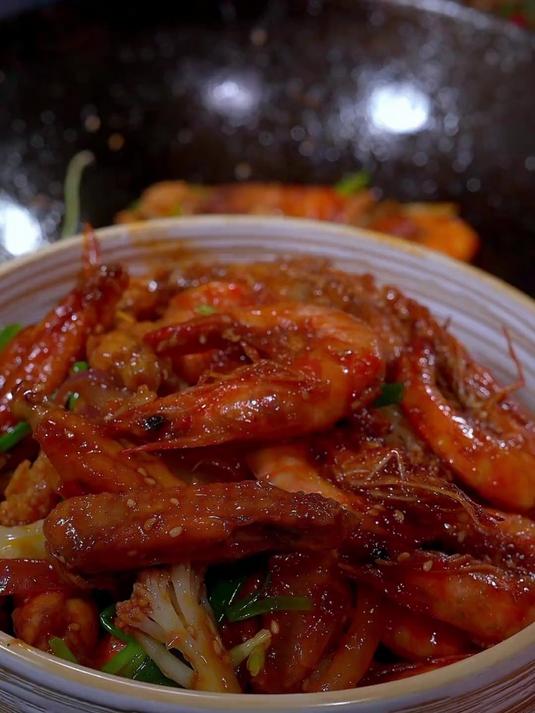 干锅香辣虾要是吃腻了,试试我这个干锅鸡翅虾干香不辣