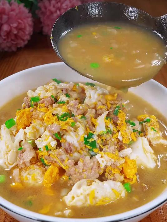 汤鲜味美的鸡蛋肉沫汤