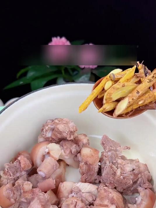 超舒服!黑豆猪尾汤的暖,能清走浑身的黏腻!
