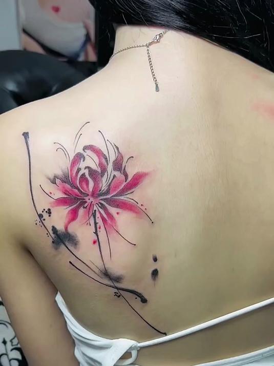 美女后背彼岸花纹身,非常的诱人,皮肤白纹身就是好看