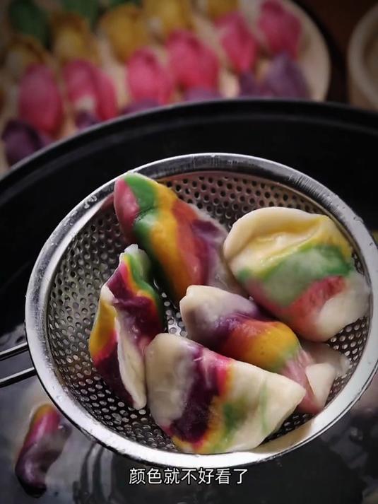 今天给大家分享五彩饺子做法