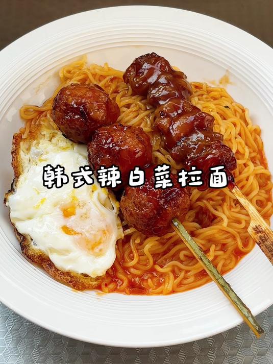 90年代的韩国,泡面和便利店风靡,一碗辣白菜拌面成时尚选择