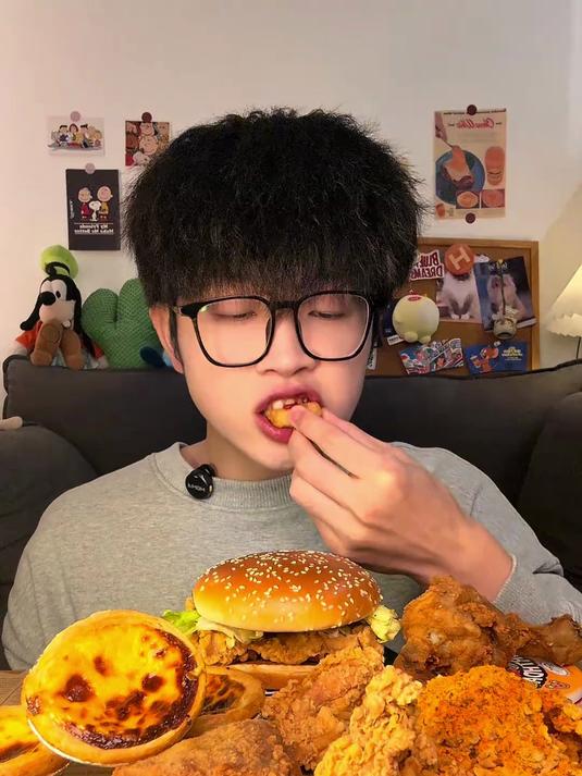 沉浸式吃夜宵，实现炸鸡汉堡自由太满足啦！