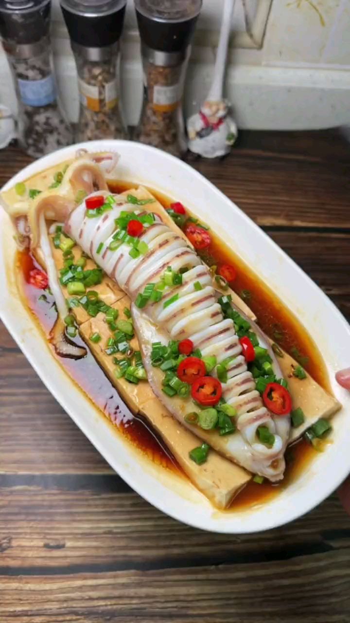 海边人都爱吃的豆腐蒸鱿鱼,学会这道菜,家人夸你是大厨