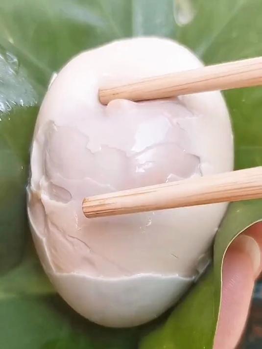 最近很多朋友问我们烤海鸭蛋和普通咸鸭蛋有什么区别,我来告诉你