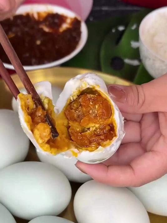 下饭神器来了!双黄烤海鸭蛋香到舔盘?