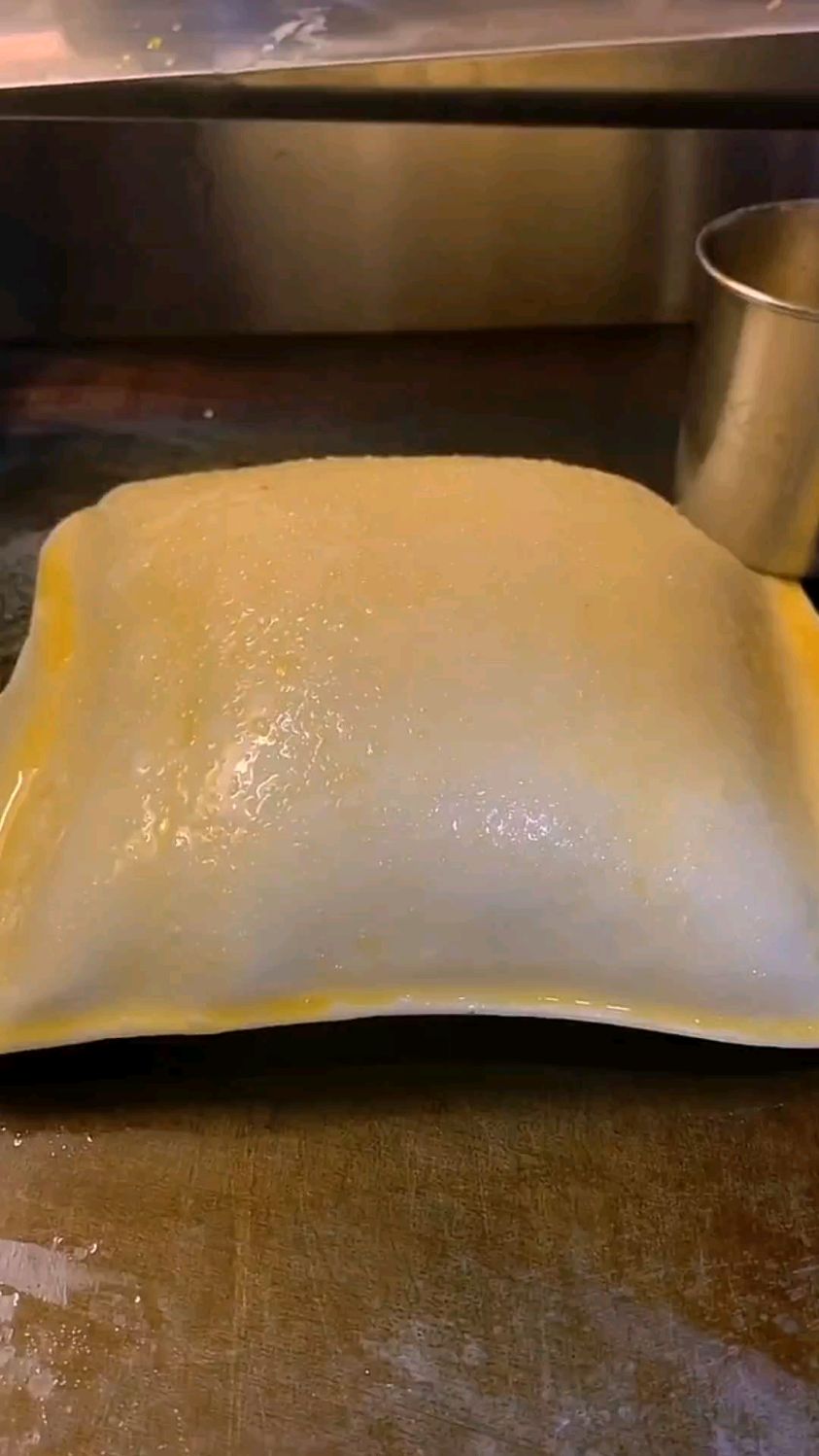 孩子们都爱吃鸡蛋灌饼,今天晚上我又做的鸡蛋灌饼,我给大家介绍一下这个饼怎么做的