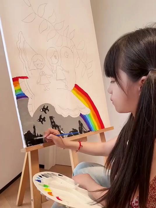 看女儿画画，好治愈