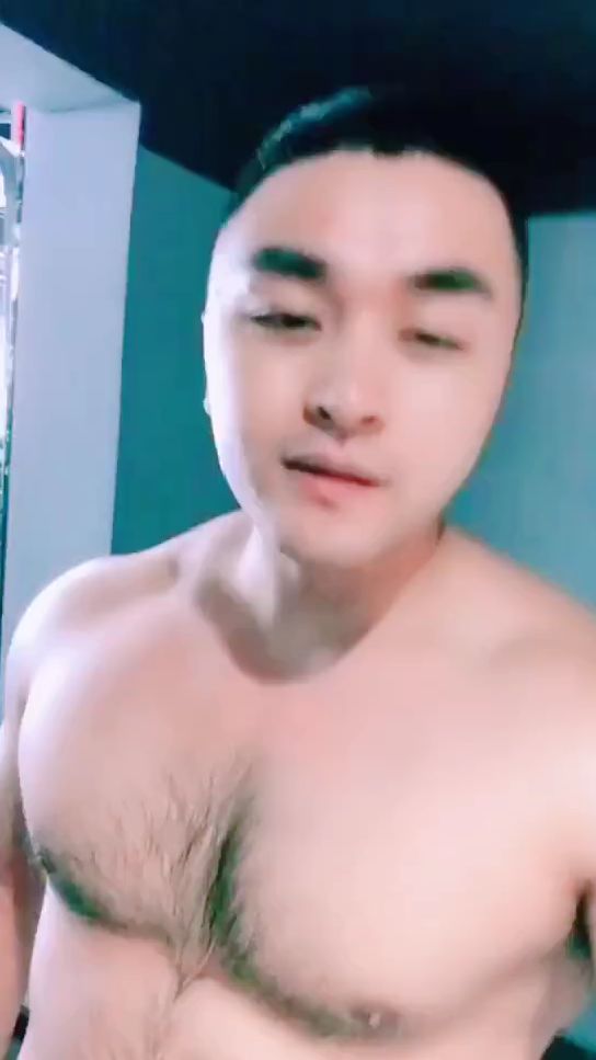 胸毛肌肉男,顽皮又可爱。
