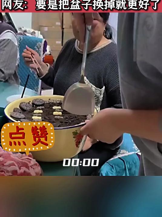 女子自制提拉米苏,看起来还挺好吃
