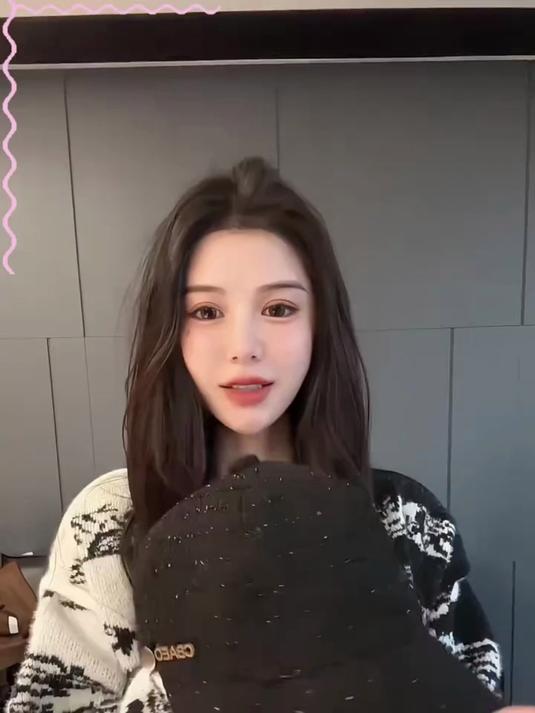 谁能拒绝一顶可以一帽两戴的亮片赫本风鸭舌帽