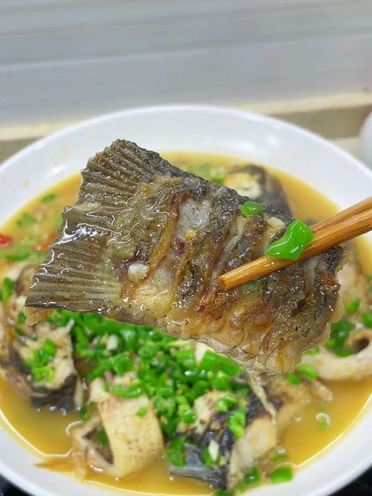 喜欢吃鱼的一定要去试试这道青椒嫩鱼的做法鱼肉鲜嫩不柴汤汁泡饭