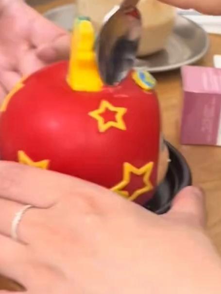 女子买了块巧克力蛋糕,没想到一叉子下去,蛋糕纹丝不动