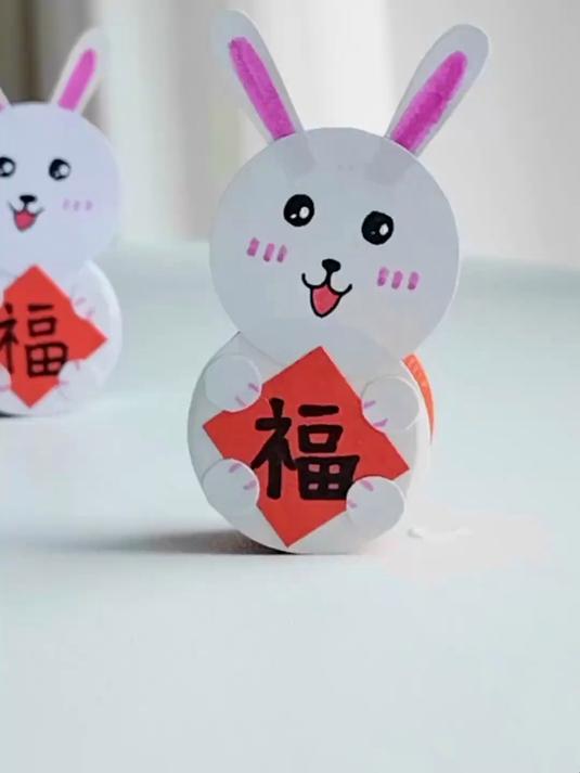 用瓶盖给孩子做一个兔子不倒翁,简单又好玩,快来试试吧!
