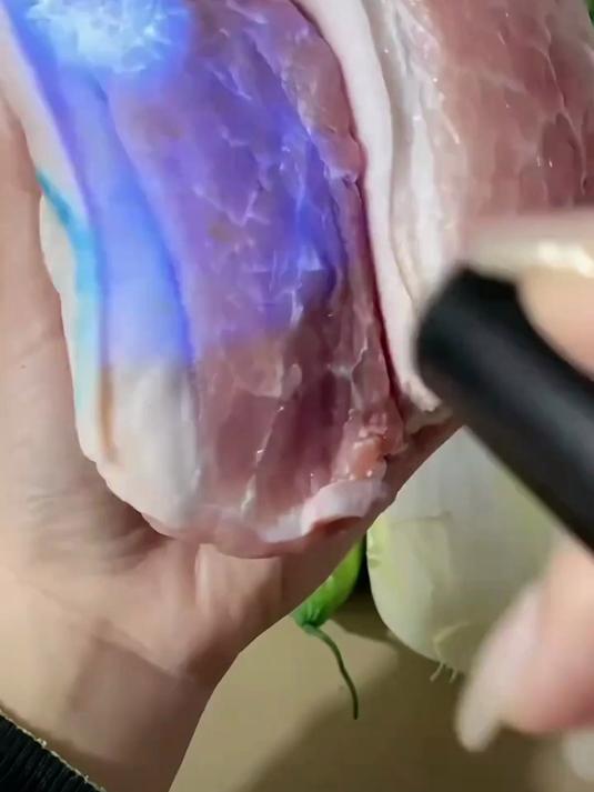 不照不知道,一照吓一跳,蔬菜有没有农残蔬菜检测灯一照就知道