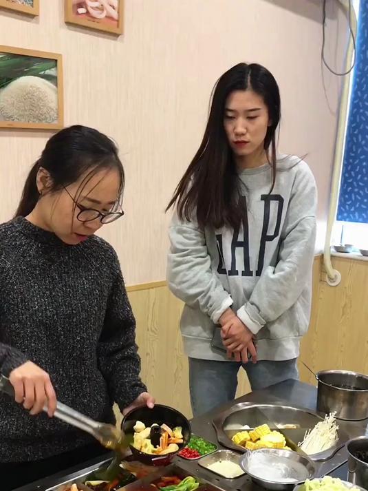 摆摊卖火锅杯赚钱吗?一杯成本几块钱,轻松日赚五百起步!