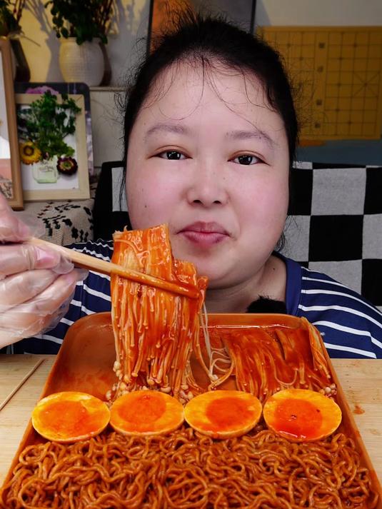 酱多多的爆辣美食拼盘 都被胖妹吃光了 摄影师没得吃