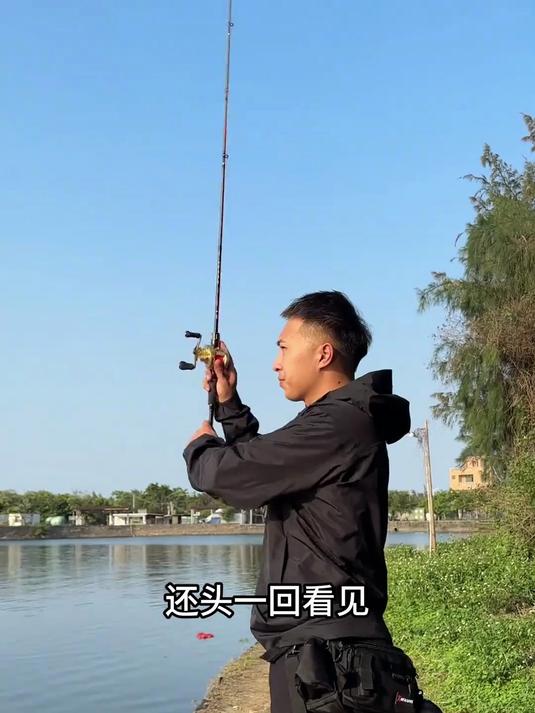 在海南钓鱼的第二天 没想到还连杆了