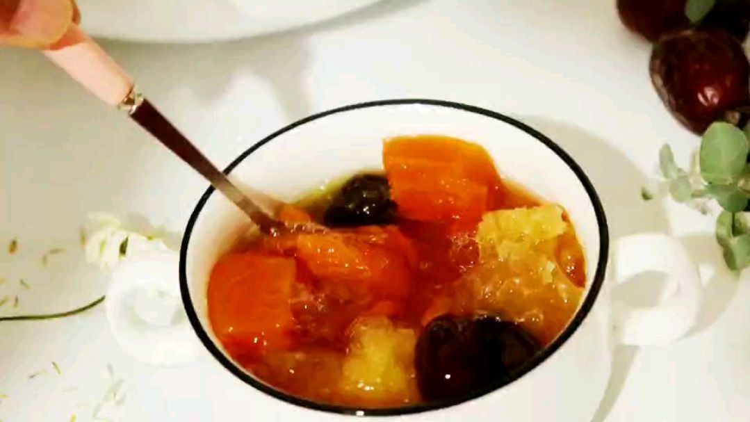 美白新的—每天一碗木瓜银耳汤 嗨大家好,今天给大家分钟我的美容心得,由于我不停的喝皮肤好了