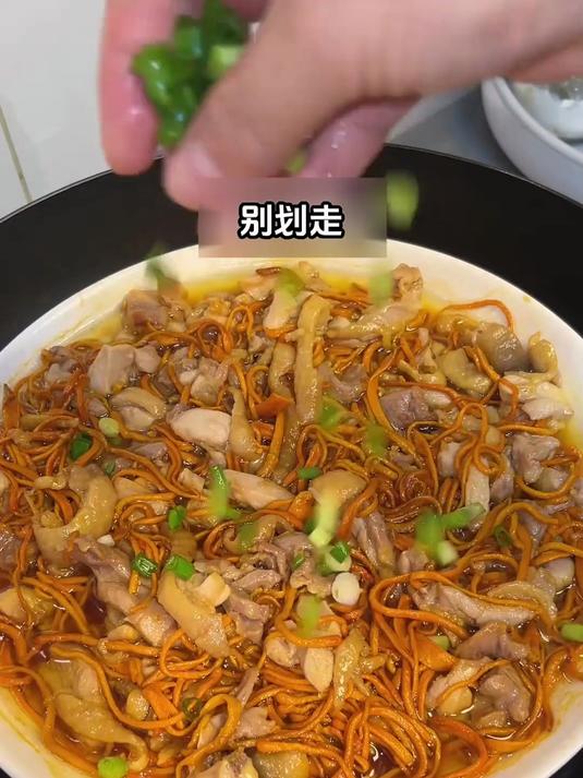 慢蒸虫草炖老鸭：胶质满满，养出细腻好肤质