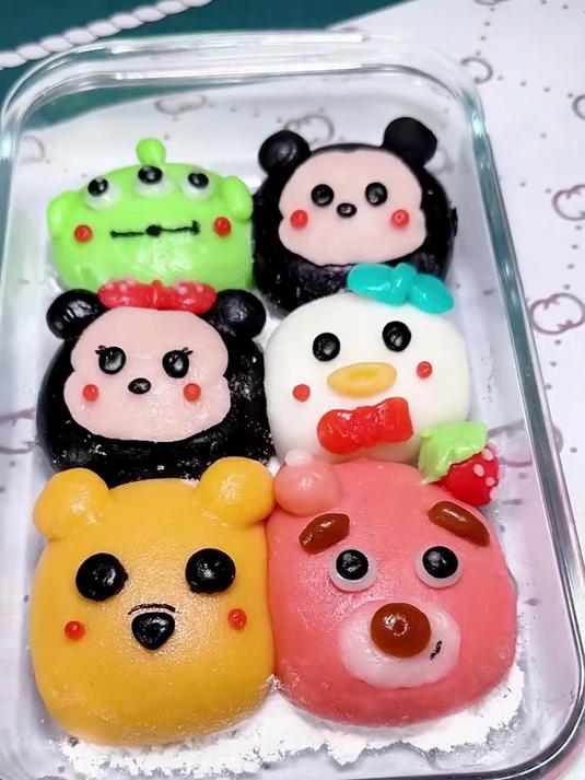 宁蔚让爸爸妈妈嘎了两次才做出来的“卡通雪媚娘”好吃