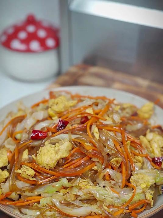 包菜炒粉丝做法简单又下饭