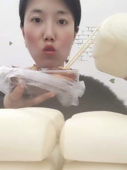 简单吃十个馒头配点红烧肉吧。可惜肉少了