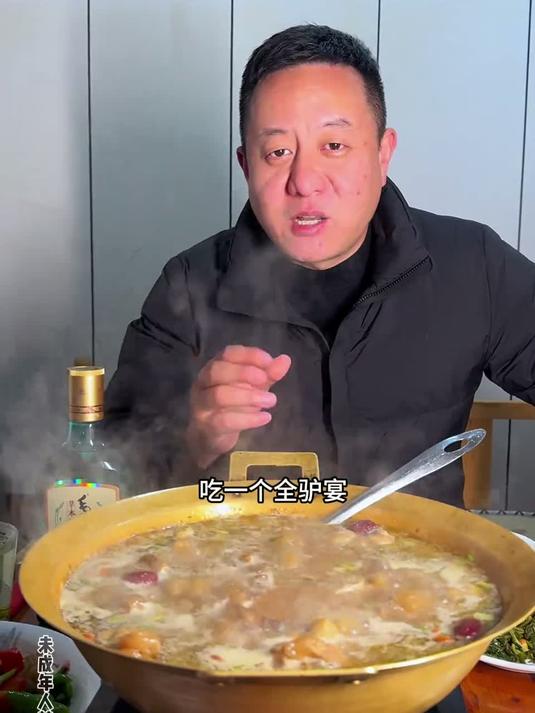在震雷山脚下，有一家驴肉馆见证了信阳数十年的发展，更展现了经济的变化