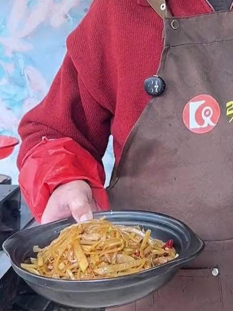 土豆丝炒肉的家常做法,巨好吃,巨下饭,拌面,卷馍都特别好吃!