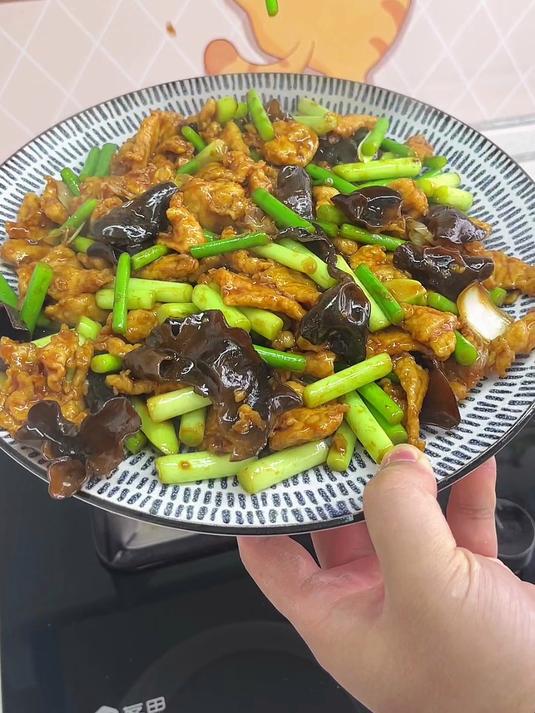过油肉的家常做法,肉片软嫩、醋香咸鲜,特别下饭