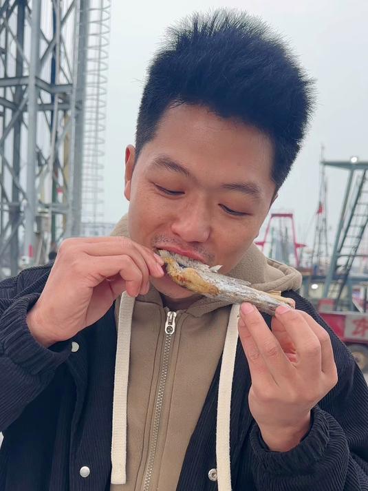 马鲛鱼刚晒好,随便煎一下整个码头都香了,好多渔民都夸真好吃