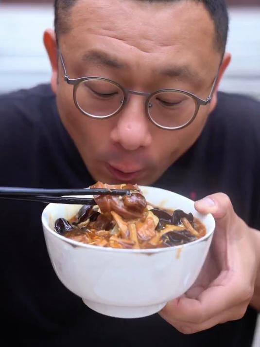 老北京正宗的肘子打卤面,只有讲究人才这么吃!那真是盖了帽了