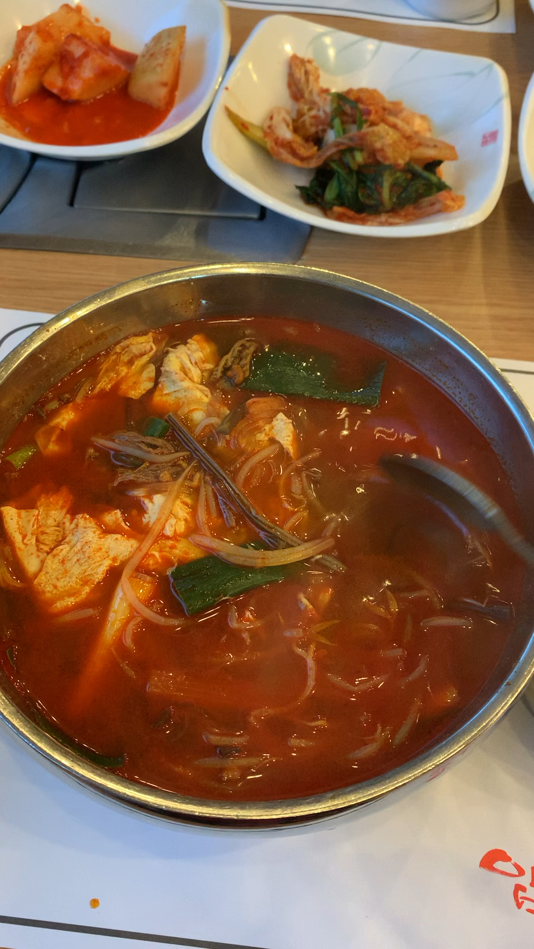 韩国牛肉粉汤香辣口味,牛肉鸡蛋豆芽粉条蘑菇口感不错