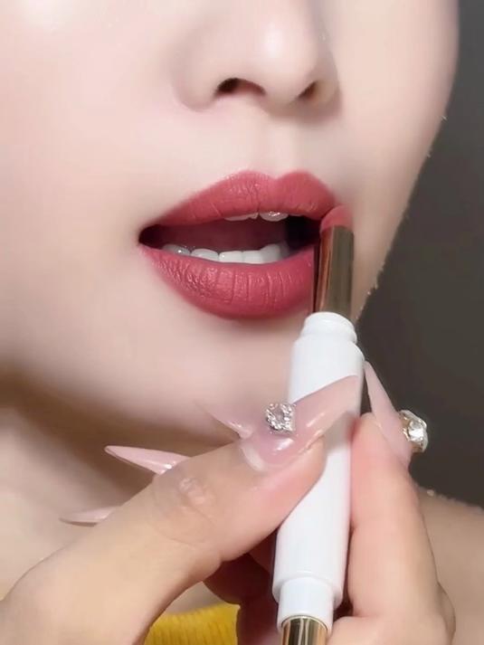 冬天必备的一只不掉色不沾杯口红，肉桂奶茶色也太好看了