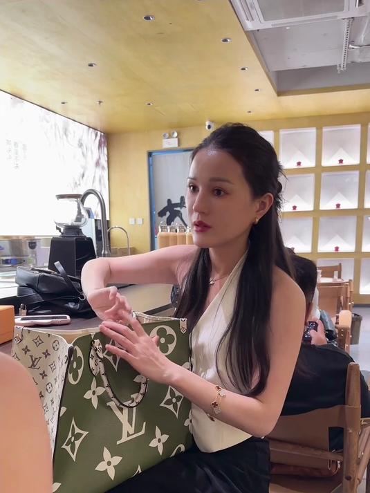 姐妹们，奶茶好看还是包包好喝？