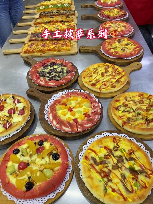 纯手工现揉现烤披萨拒绝半成品坯子,饼底外脆里软芝士超长拉丝超好吃#手工披萨#