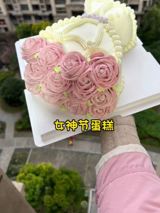 我的女神们做了个蛋糕