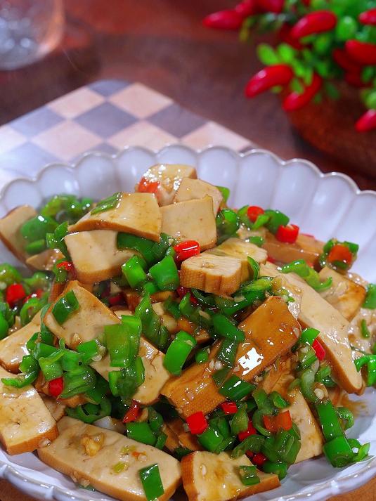 今天又是一道好吃的下饭菜 炒香干,做法简单,香辣滑嫩又下饭