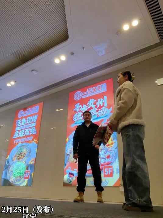 网友选择抛宣传单来决定吃什么,办法确实很不错,抛到了又不喜欢